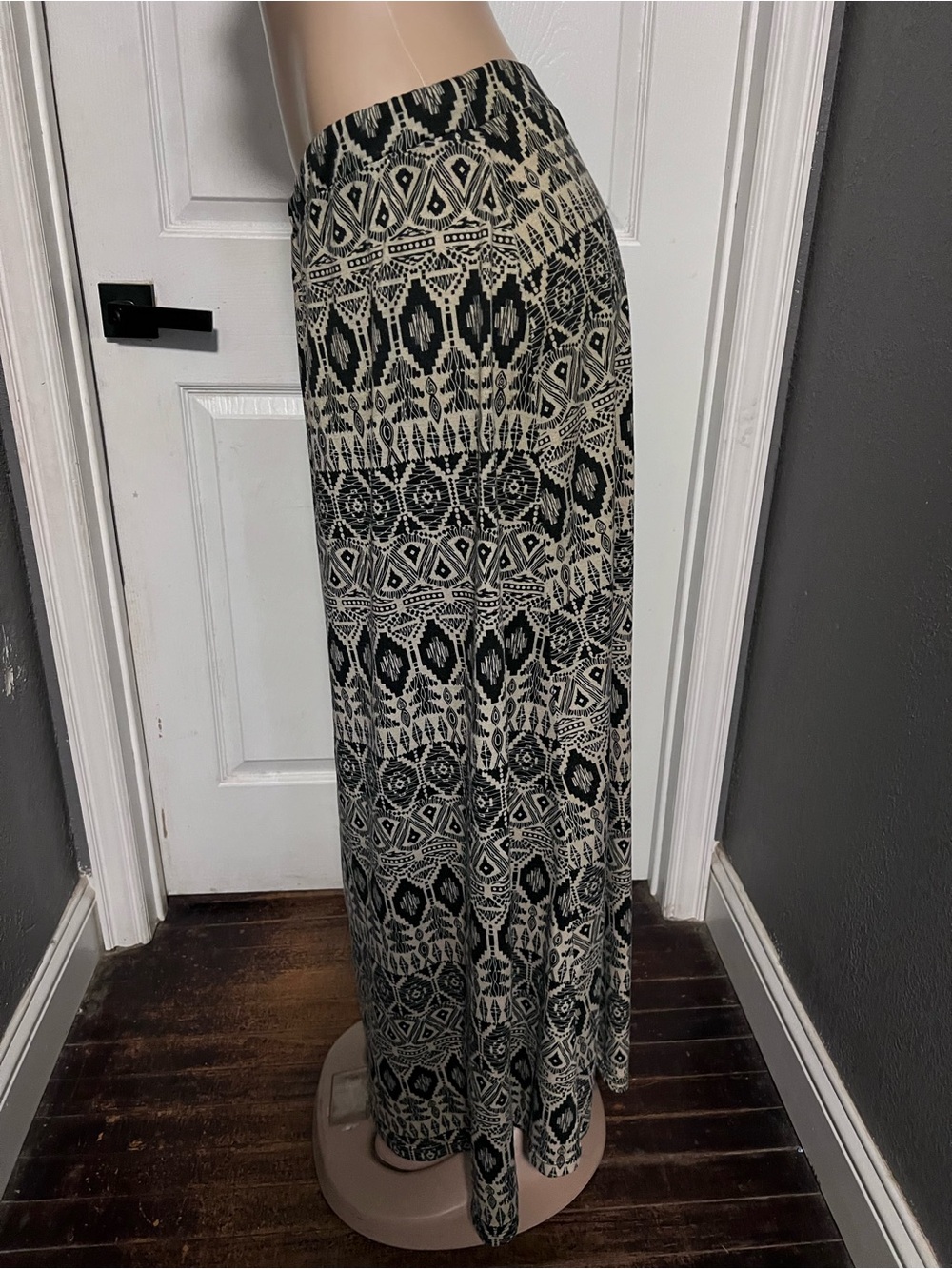 Tribal Patterned Black and Cream Maxi Skirt 2x - Picture 5 of 6